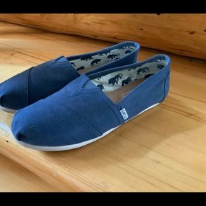 TOMS ~ LIGHTLY WORN